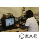 顕微鏡で花粉を計測する