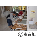 縄文土器復元パズルに挑戦する子供