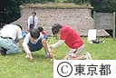 火おこしに挑戦する子供