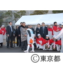 第１回東京マラソン２００７ フィニッシュ（石原知事の最終ランナー出迎え）