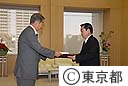 三副知事に辞令交付（谷川健次氏）