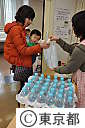 東日本大震災・福祉保健局備蓄水の配布