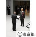 舛添氏当選証書授与