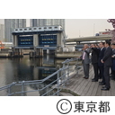知事視察（天王洲アイル護岸整備地区）