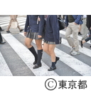渋谷駅前スクランブル交差点を行き交う人々