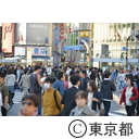 渋谷駅前スクランブル交差点を行き交う人々