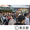 渋谷駅前スクランブル交差点を行き交う人々