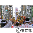 スサノオ神社の神輿と都電