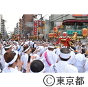 スサノオ神社の神輿と都電
