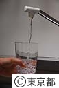 コップに注ぐ水道水