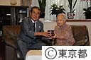 石原知事の百歳訪問（櫻井八重）さん