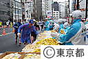 第4回東京マラソン2010(バナナを配るボランティアの人達）