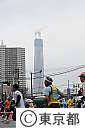 第4回東京マラソン2010(建設中のスカイツリーを背に走るランナー）
