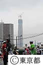 第4回東京マラソン2010(建設中のスカイツリーを背に走るランナー）