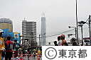 第4回東京マラソン2010(建設中のスカイツリーを背に走るランナー）
