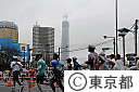 第4回東京マラソン2010(建設中のスカイツリーを背に走るランナー）