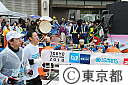 第4回東京マラソン2010（浅草雷門付近のランナー）