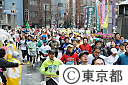 第4回東京マラソン2010（浅草雷門付近のランナー）