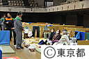 石原知事が東京武道館へ避難民を訪問（東日本大震災）