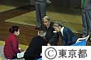 天皇皇后両陛下が東京武道館へ避難民を訪問(東日本大震災）