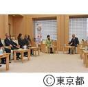 小池百合子・日本ウエイトリフティング協会会長及び三宅義行・宏美親子との知事面会