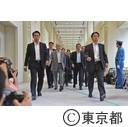 知事議会棟入り