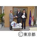 造幣局副知事表敬（五百円貨幣の贈呈）