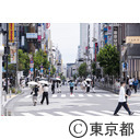 猛暑の新宿駅東口 歩行者天国