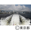 レインボーブリッジの下をいく東京みなと丸の航跡